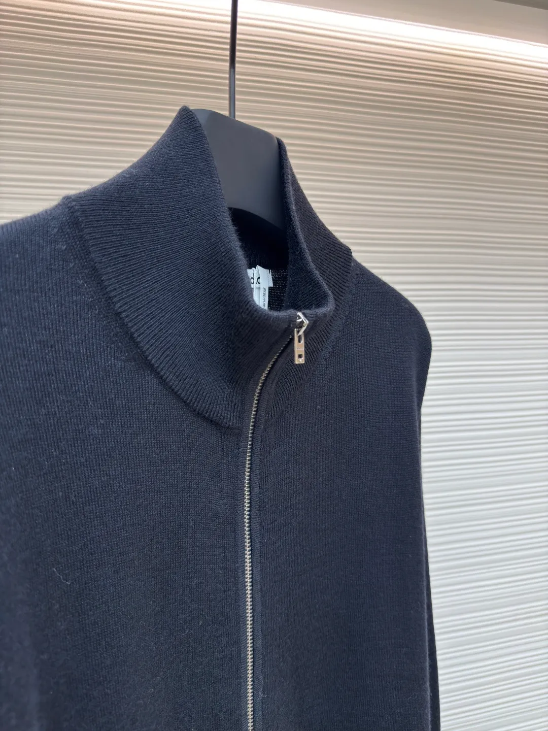 Acne Studios bow wool jacket ●Authentic product: purchased and developed by 2911 ●Item number: 1680686-B15 ●Fabric: wool fabric ●Technology: knitting ●Version: loose fit ●Weight: about 480 grams ●Size: S-M-L ●Description: Interpretation of lazy elegance with premium materials, using 30% Australian merino wool × 70% high-end acrylic, with a delicate soft waxy touch and three-dimensional bone texture. The special line dyeing process is used to customize the black and navy toned yarn. Each strand of yarn is double screened for color purity and flexibility to ensure high-quality color and dense texture. The weaving adopts 90-minute precision flat knitting 3D three-dimensional molding technology. The seamless sleeve connection and every curve are ergonomic. The overall wiring is straight and delicate, the fabric is comfortable and soft, and the color is consistent without color difference. It can be matched with the same style to create a fashionable look and control various occasions. Customized accessories, complete with three standards, same style for men and women!